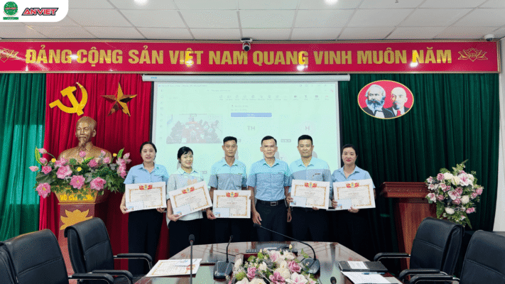 Các cá nhân An Việt nhận giấy khen công đoàn năm 2025