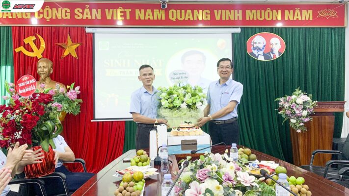 Công đoàn gửi lời chúc mừng sinh nhật Phó Tổng Giám đốc Trần Đức Lực