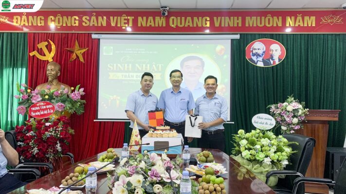 Cán bộ nhân viên cùng chúc mừng sinh nhật Phó Tổng Giám đốc