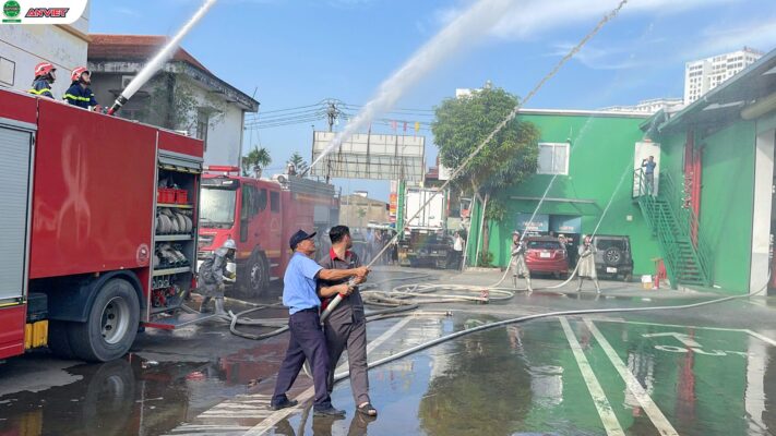Thực hành chữa cháy trong buổi thực tập tại An Việt