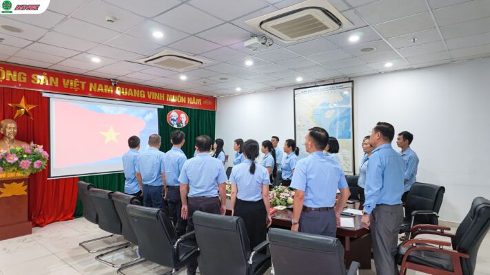Nghi thức chào cờ, hát Quốc Ca