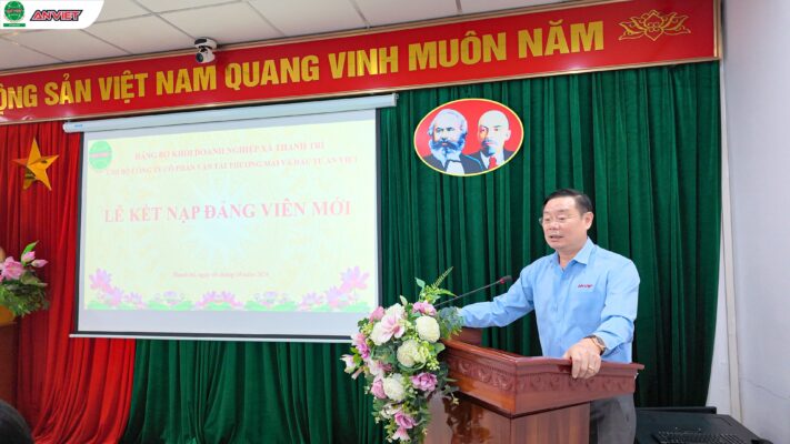 Bí thư chi bộ Ông Vũ Ngọc Thanh gửi lời chúc mừng 2 Đảng viên mới