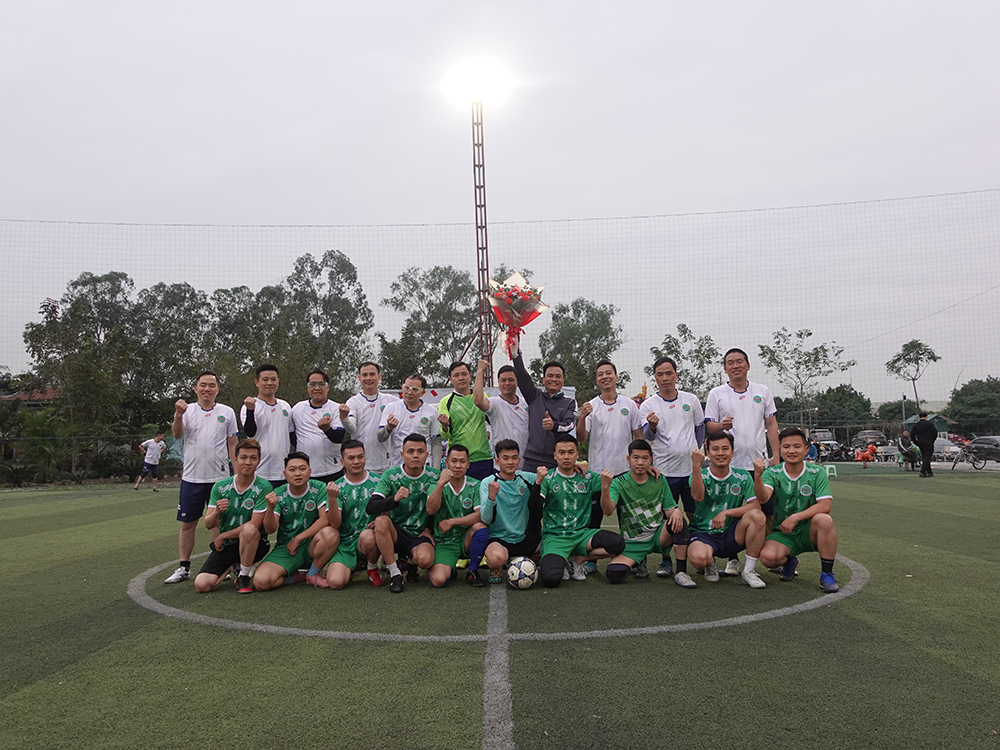 Đồng chí Phạm Hữu Quang phó Tổng Giám Đốc - Chủ tịch Công Đoàn chụp ảnh chung với các đội bóng.