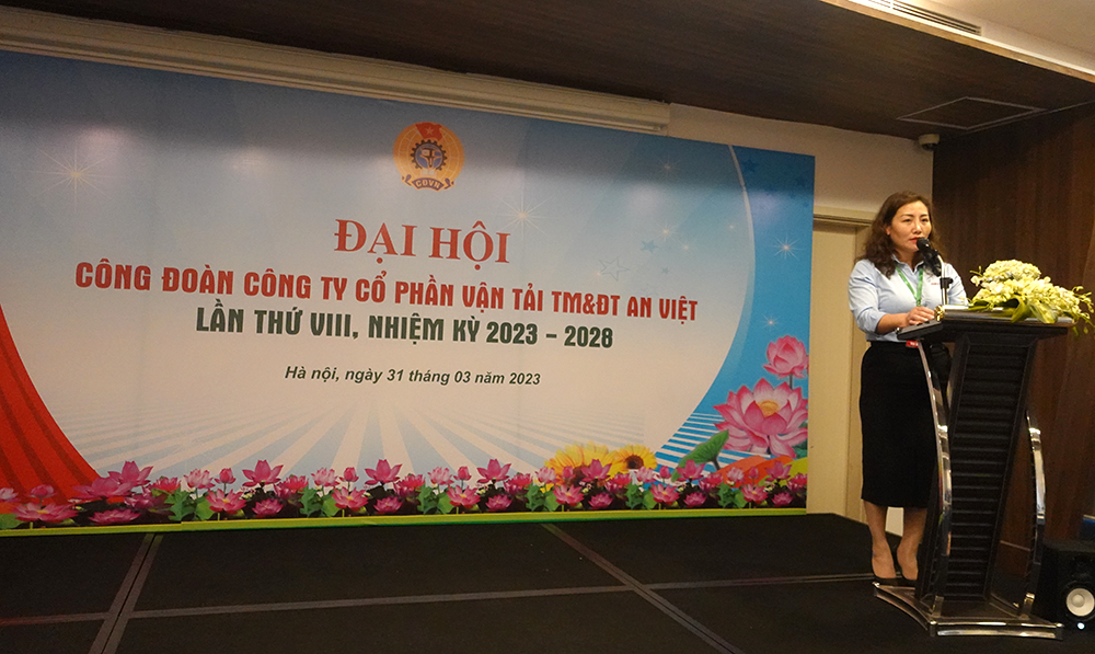 Đồng chí Nguyễn Thị Tuyết Nhung đọc Quyết định khen thưởng.