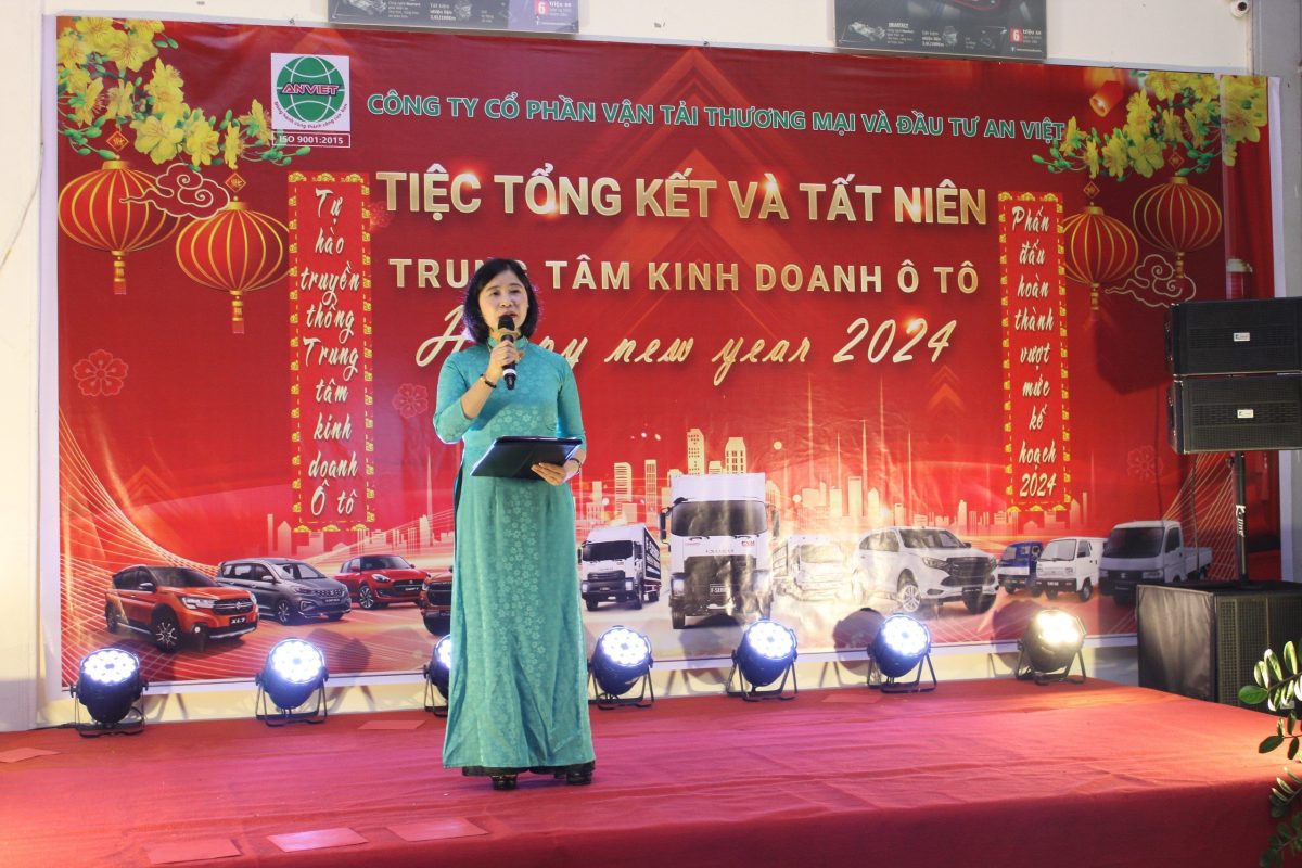 Mrs. Hiền ( Phó tổng giám đốc kiêm giám đốc trung tâm kinh doanh) phát biểu 